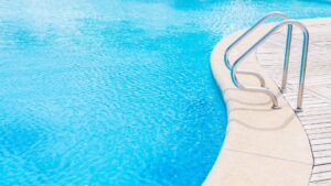 Consejos para antener tu piscina limpia y cristalina todo el año