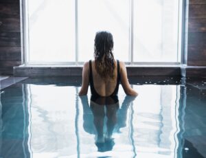 Mujer en piscina climatizada
